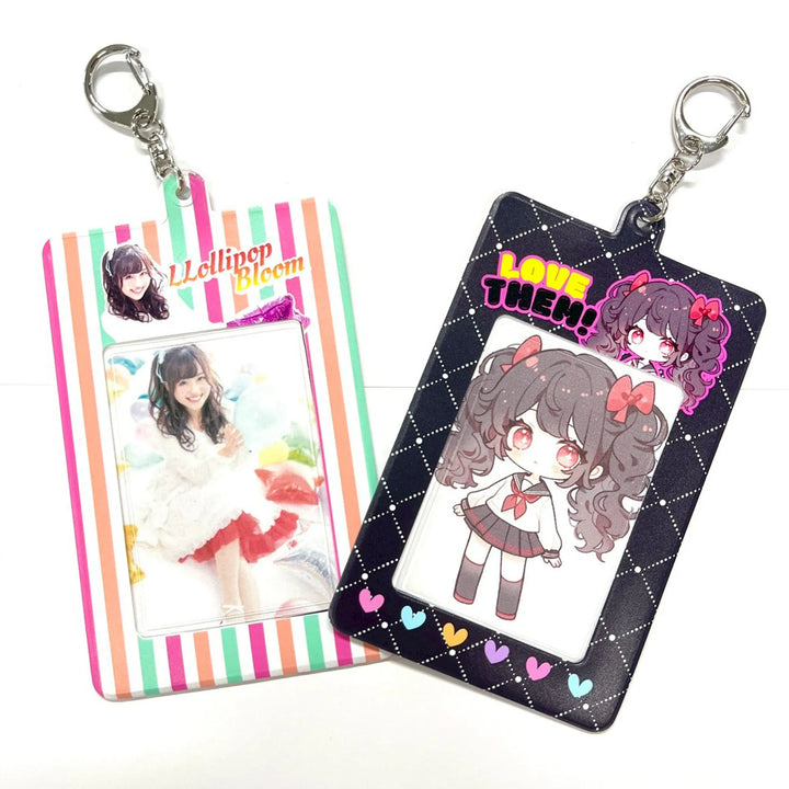 アイドル写真とアニメキャラデザインのオリジナルチェキホルダー2種(並び)