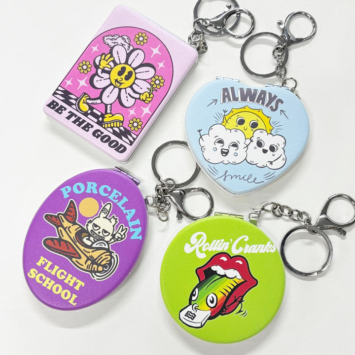 オリジナルグッズ・ノベルティのグッズメイド【GOODS MADE】 オリジナルコンパクトミラーキーホルダーRMR04 オリジナル折りたたみコンパクトミラー ラウンド形・楕円~形 |1個400円~!1個から作成可能|フルカラー印刷対応