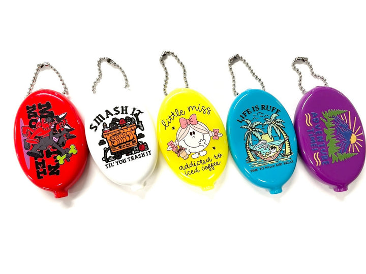 ラバーコインケース WLT03 の印刷サンプル。赤・白・黄・青・紫の楕円型コインケースにフルカラーでデザインをプリントした例。