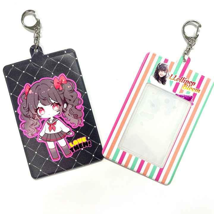 アニメキャラとアイドルモチーフのチェキホルダー2種を並べた写真