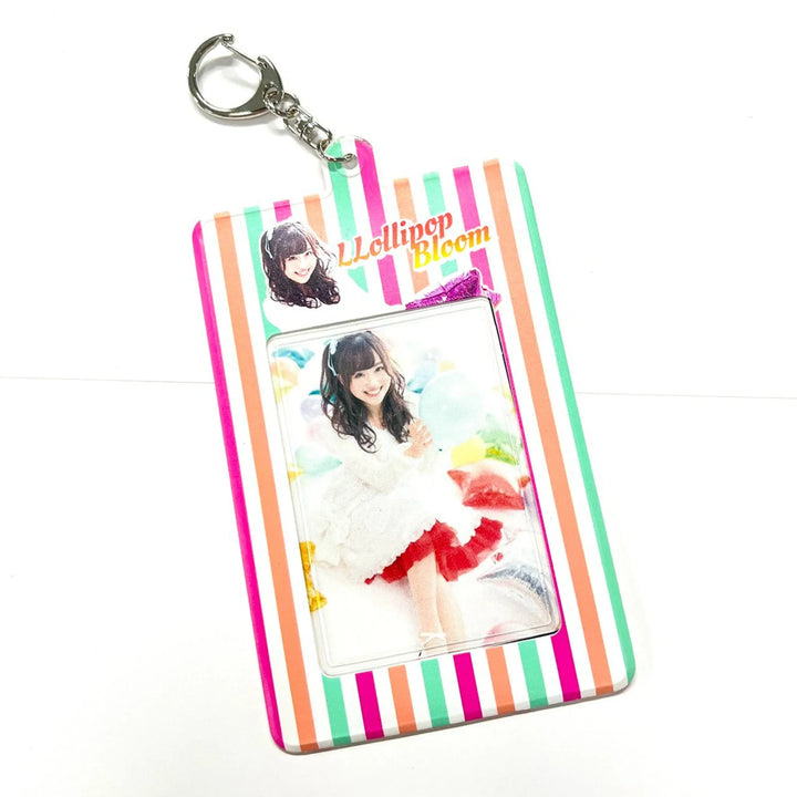 カラフルなストライプ柄にアイドル写真をあしらったオリジナルチェキホルダー