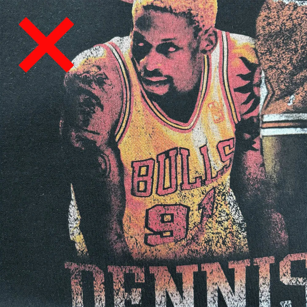 DTF印刷では再現が難しい複雑な写真デザインの例。色の階調や肌のトーンがうまく表現できず、印刷が粗く見えるTシャツの見本。