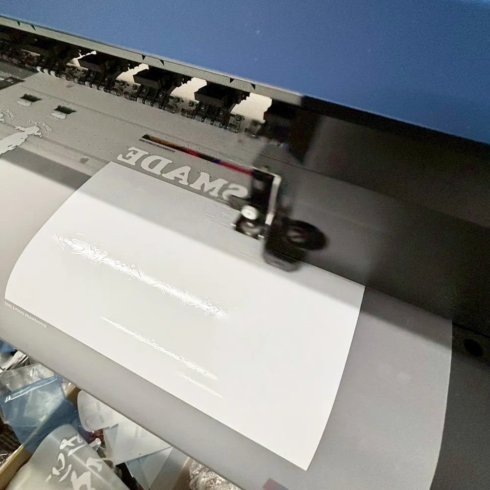 専用フィルムに反転印刷し、白インクで発色を補強