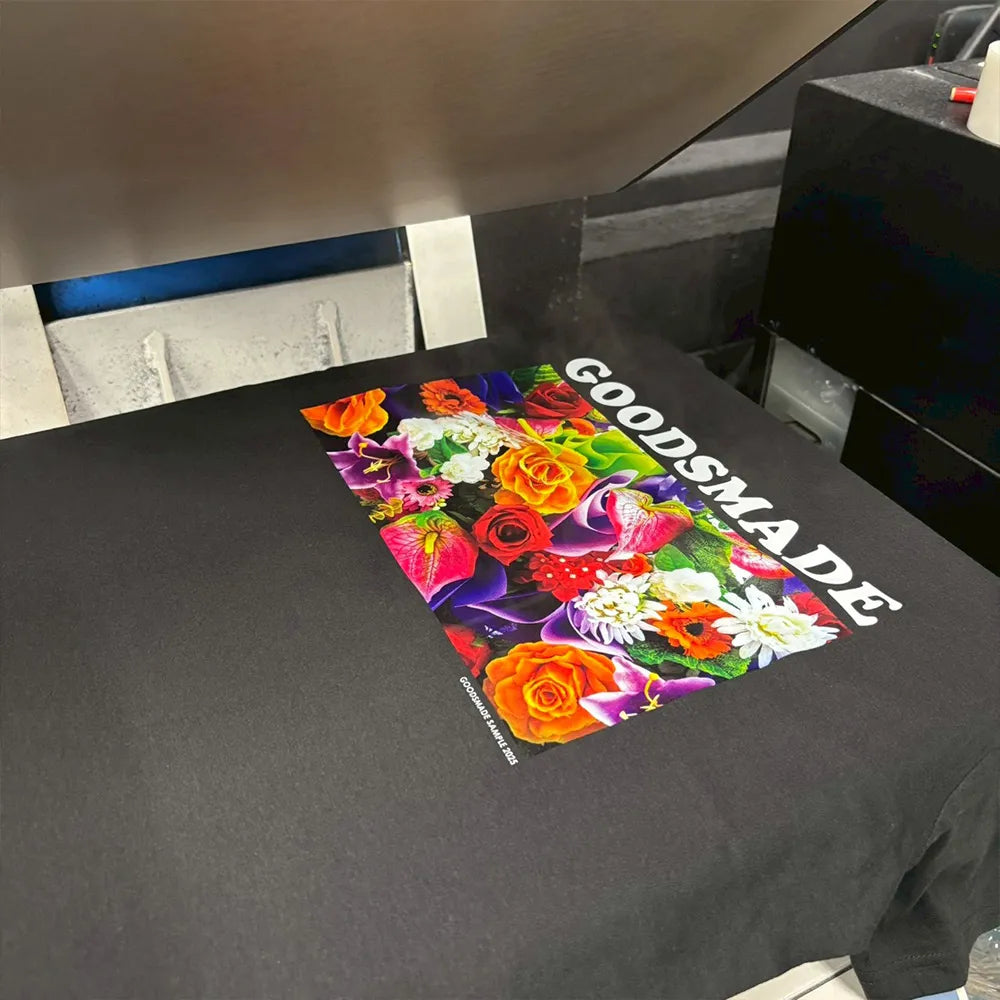 フィルムを生地に重ね、熱プレスで転写