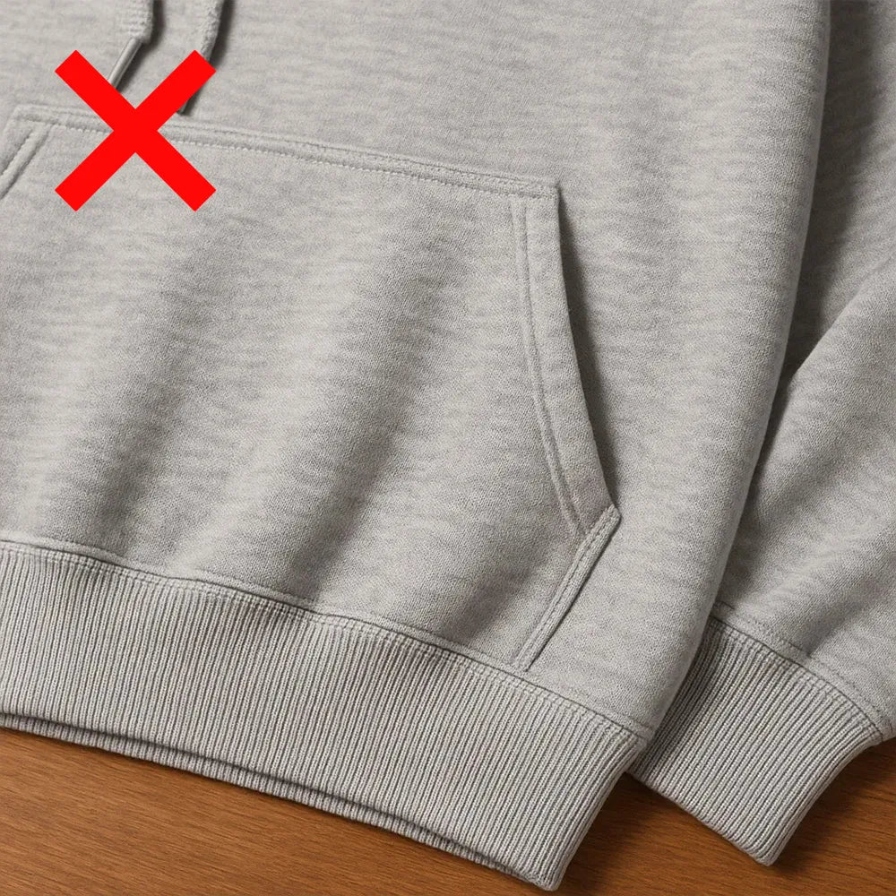 グレーのパーカーのポケット部分をアップで撮影した写真。布の質感と縫い目が自然光で柔らかく見える。