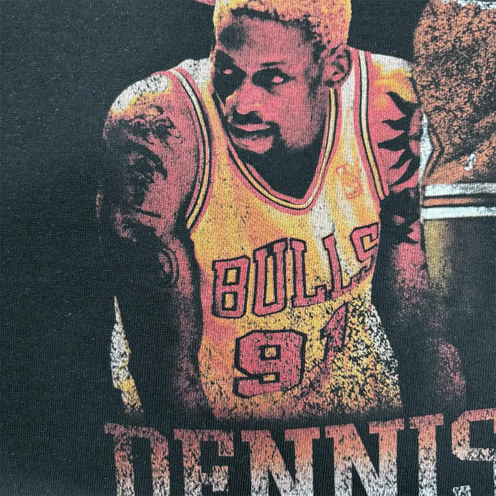 グレーのパーカーのポケット部分をアップで撮影した写真。布の質感と縫い目が自然光で柔らかく見える。