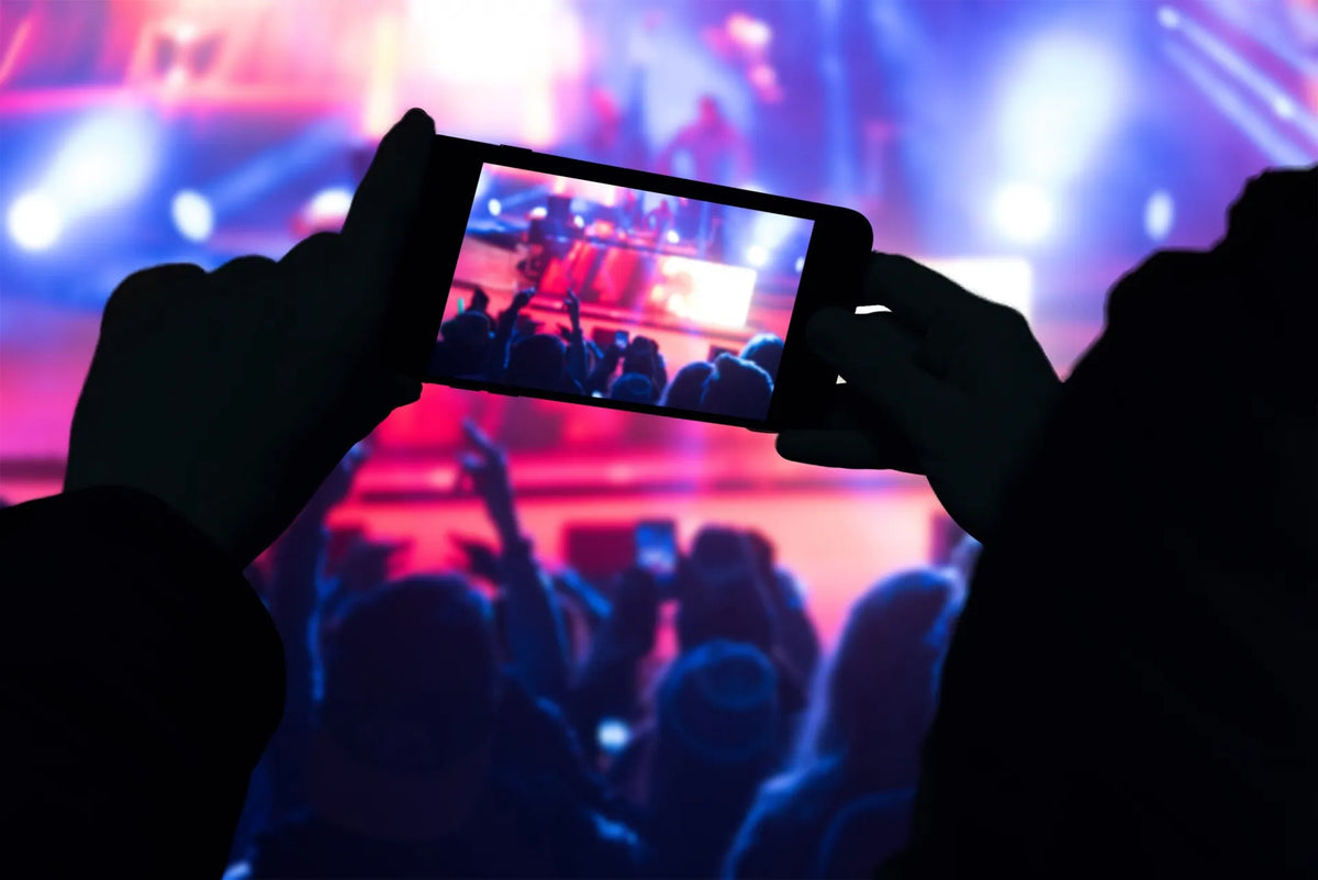 live-concert-smartphone-photo.jpg
