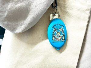 青の楕円コインケース Life is RUF バッグ装着