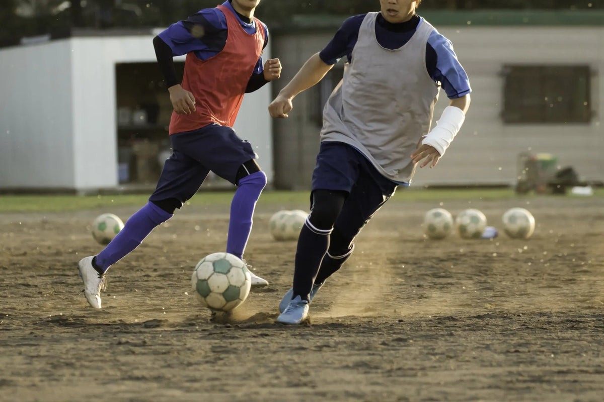 サッカーをする選手 練習風景