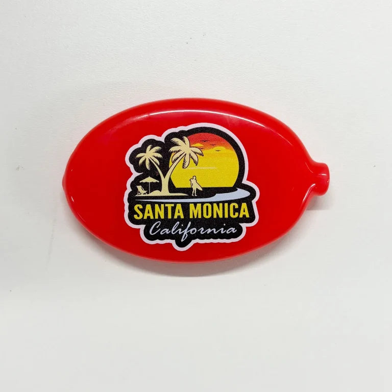 赤いコインケースに印刷した例。素材の色が印刷の仕上がりや色味に影響している様子。