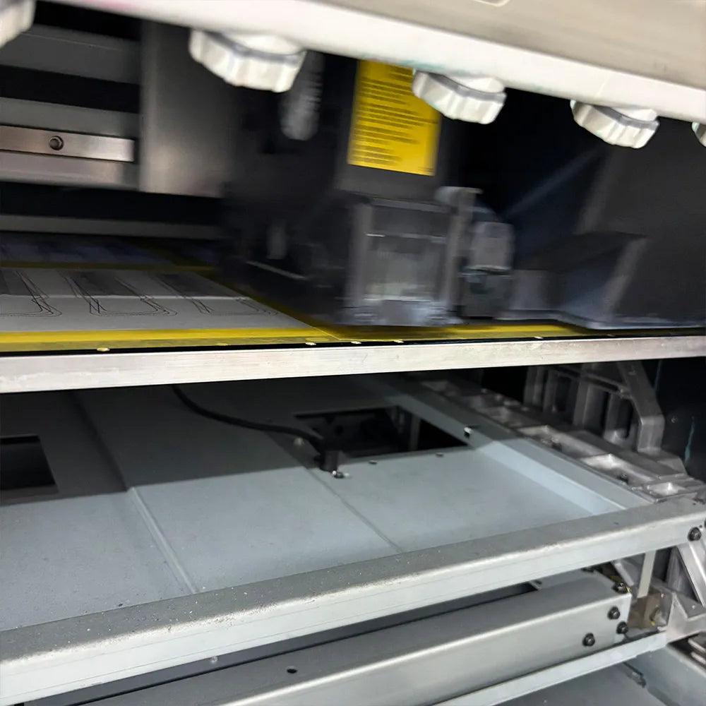 素材の表面にインクを吹き付け